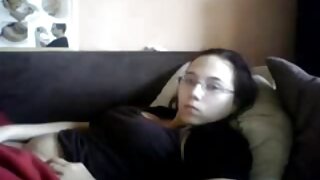 Une divine Japonaise se couche sur le côté pendant qu'un baiseur rapace taquine sa savoureuse chatte poilue film porno lesbienne en francais avec un vibromasseur dans une vidéo de sexe chaude d'AviDolz.