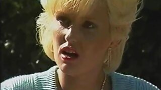 Une putain de blonde chaude avec beaucoup de maquillage salope film porno francais hardcore baise son anus avec un gode avant de faire une pipe géniale à une longue grosse bite.